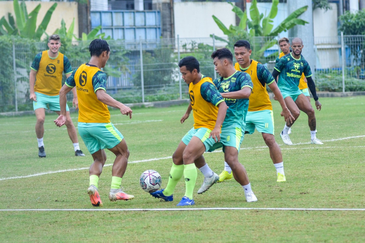 Selain Fisik, Luis Milla Asah Ball Feeling Pemain Persib
